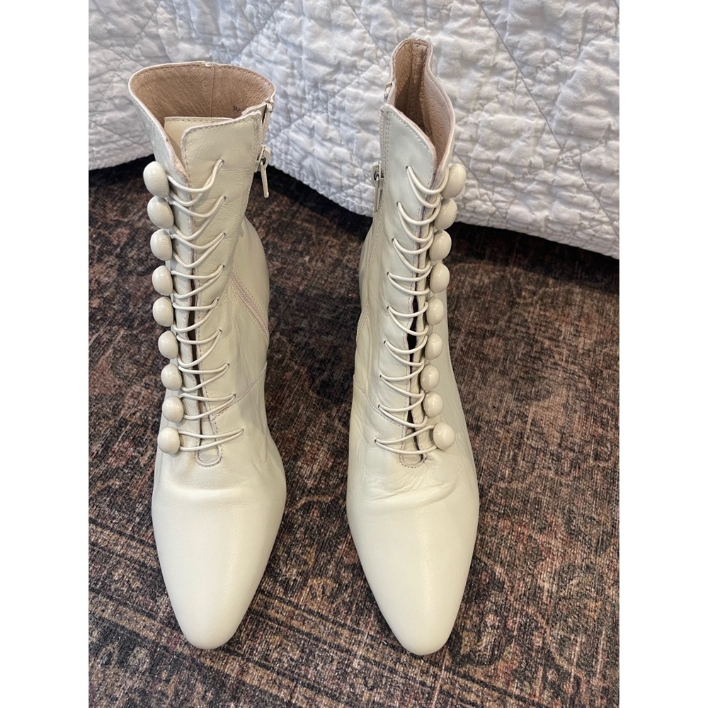 intentionally blank cream ankle boot zip at sides size 9